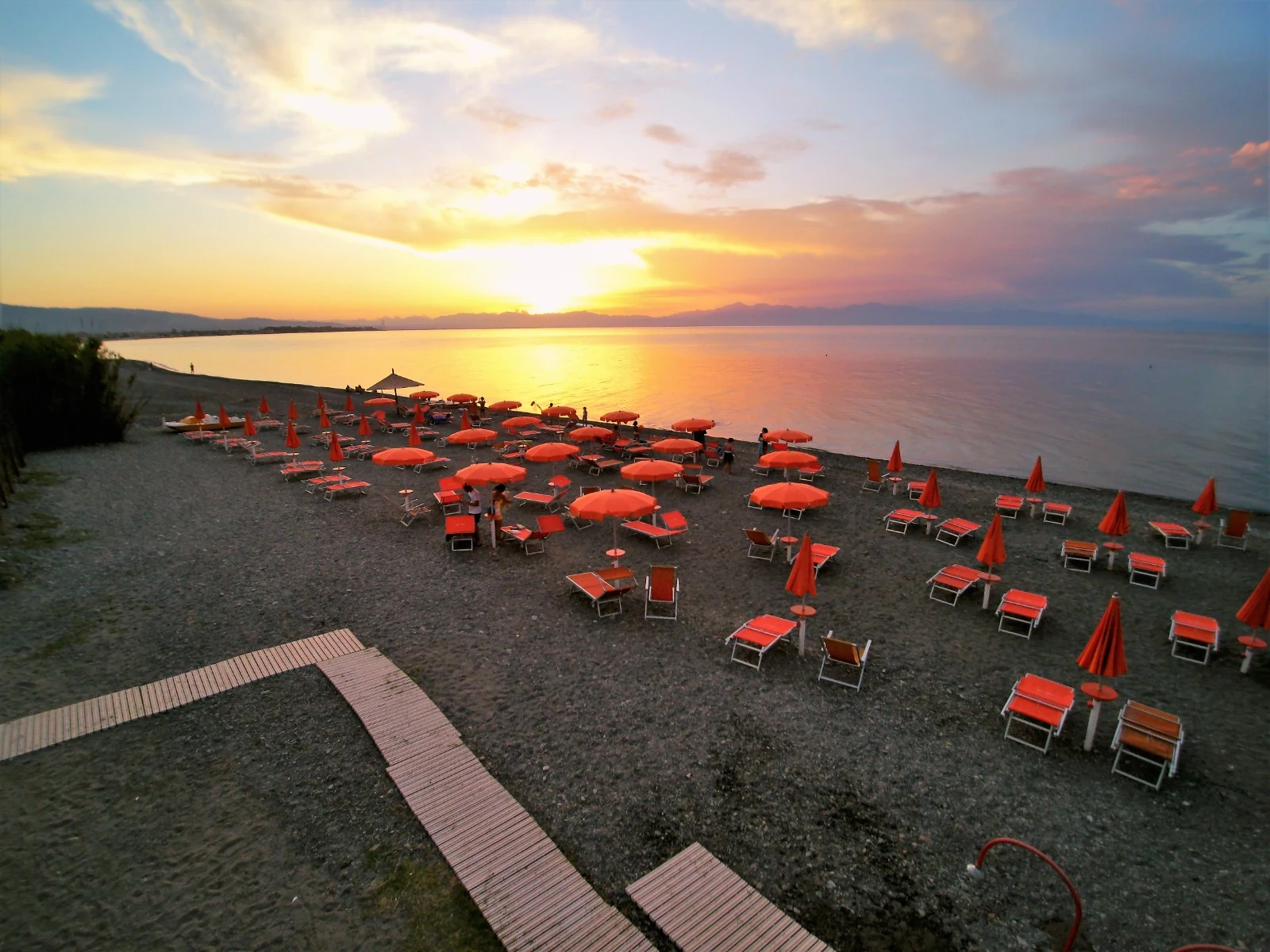 Il Lido Zefiro al tramonto, con ombrelloni e lettini sulla spiaggia